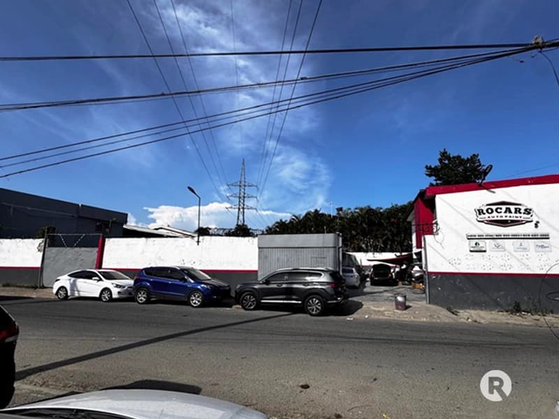 Condiciones iniciales del muro perimetral y entrada del taller sin señalización corporativa tridimensional.