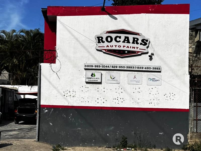 Estado anterior de la fachada comercial de Rocars Auto Paint en Santo Domingo antes de la remodelación.