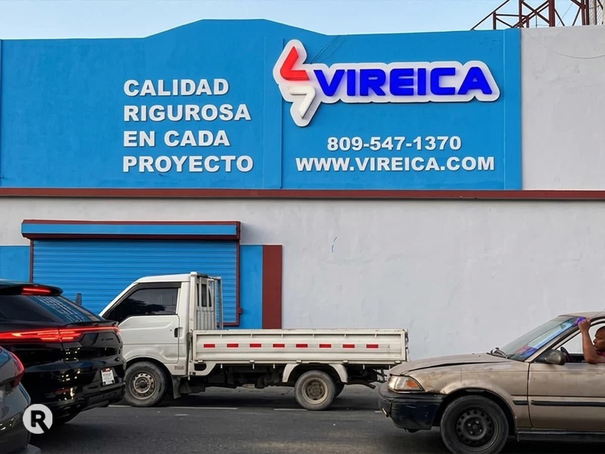Letrero corpóreo acrílico 3D con iluminación LED para VIREICA en Santo Domingo — Rosario Graphics