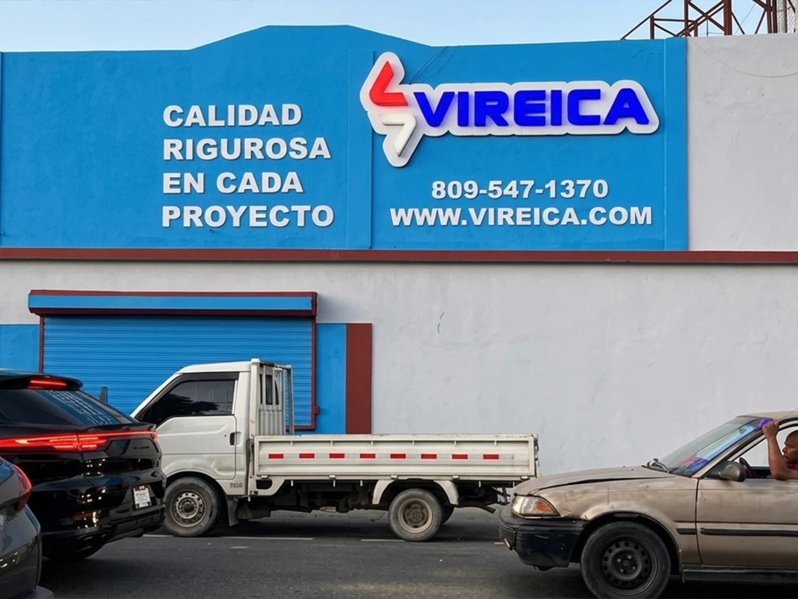 Renovación de Imagen Corporativa VIREICA — Letrero 3D con LED - imagen 2